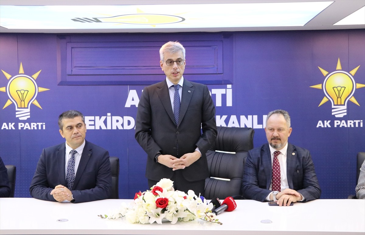Sağlık Bakanı Kemal Memişoğlu (ortada), AK Parti Tekirdağ İl Başkanlığı'nda partililerle bir araya...