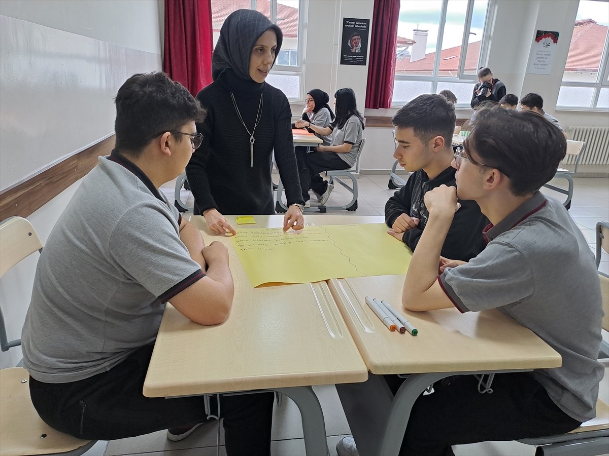Sakarya'da hayata geçirilen "Akran Dayanışması" projesiyle öğrenciler örnek davranış modellerine...