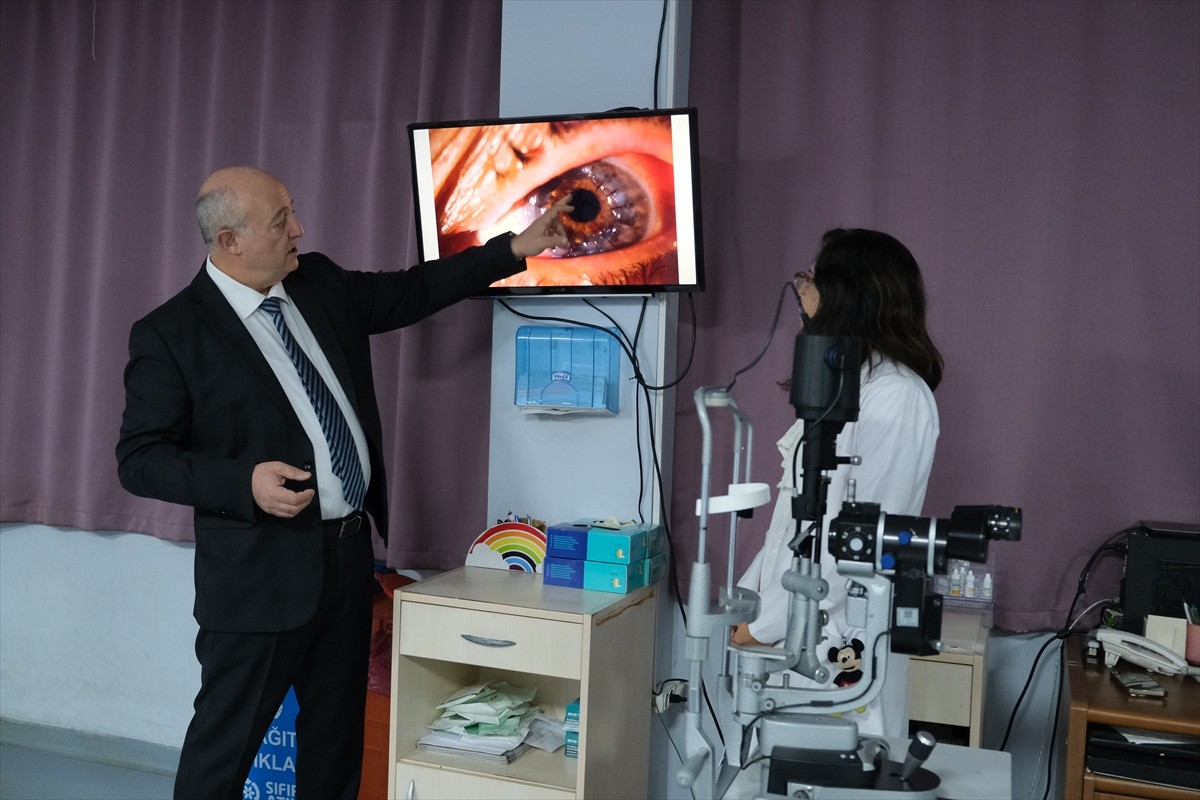 Sakarya'da sol gözünde görme kaybı olan 74 yaşındaki hastaya kornea nakli yapılarak yeniden görme...