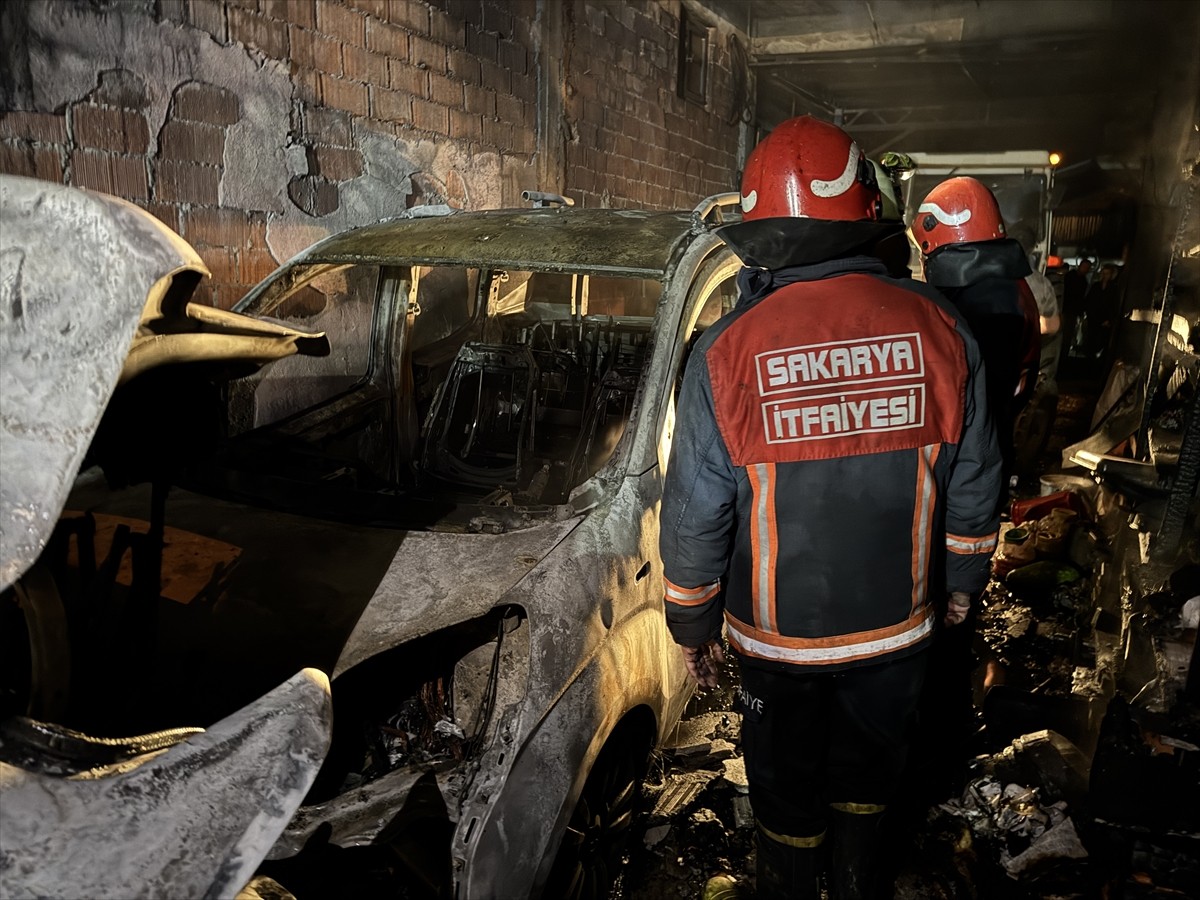 Sakarya'nın Adapazarı ilçesinde garajda park halindeyken yangın çıkan hafif ticari araç...