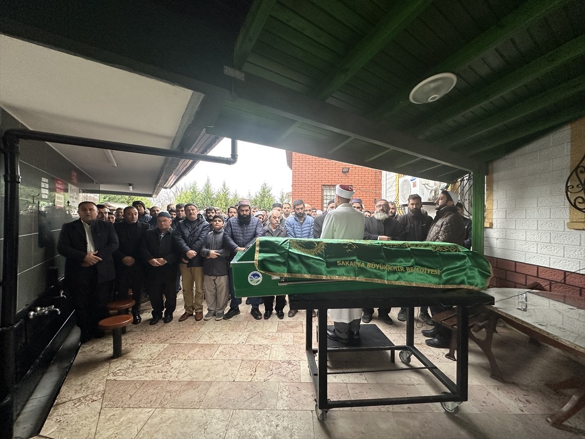 Sakarya'nın Adapazarı ilçesinde otomobilin çarpması sonucu hayatını kaybeden 10 yaşındaki çocuk...