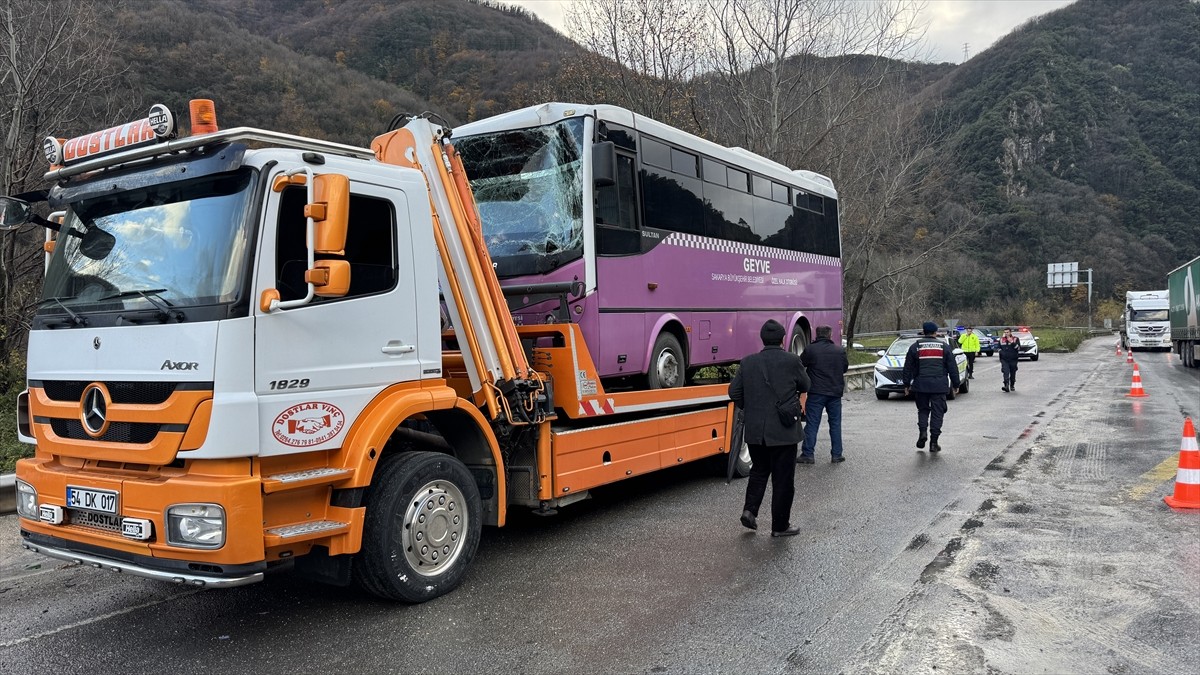 Sakarya'nın Geyve ilçesinde 6 aracın karıştığı zincirleme trafik kazasında 15 kişi...