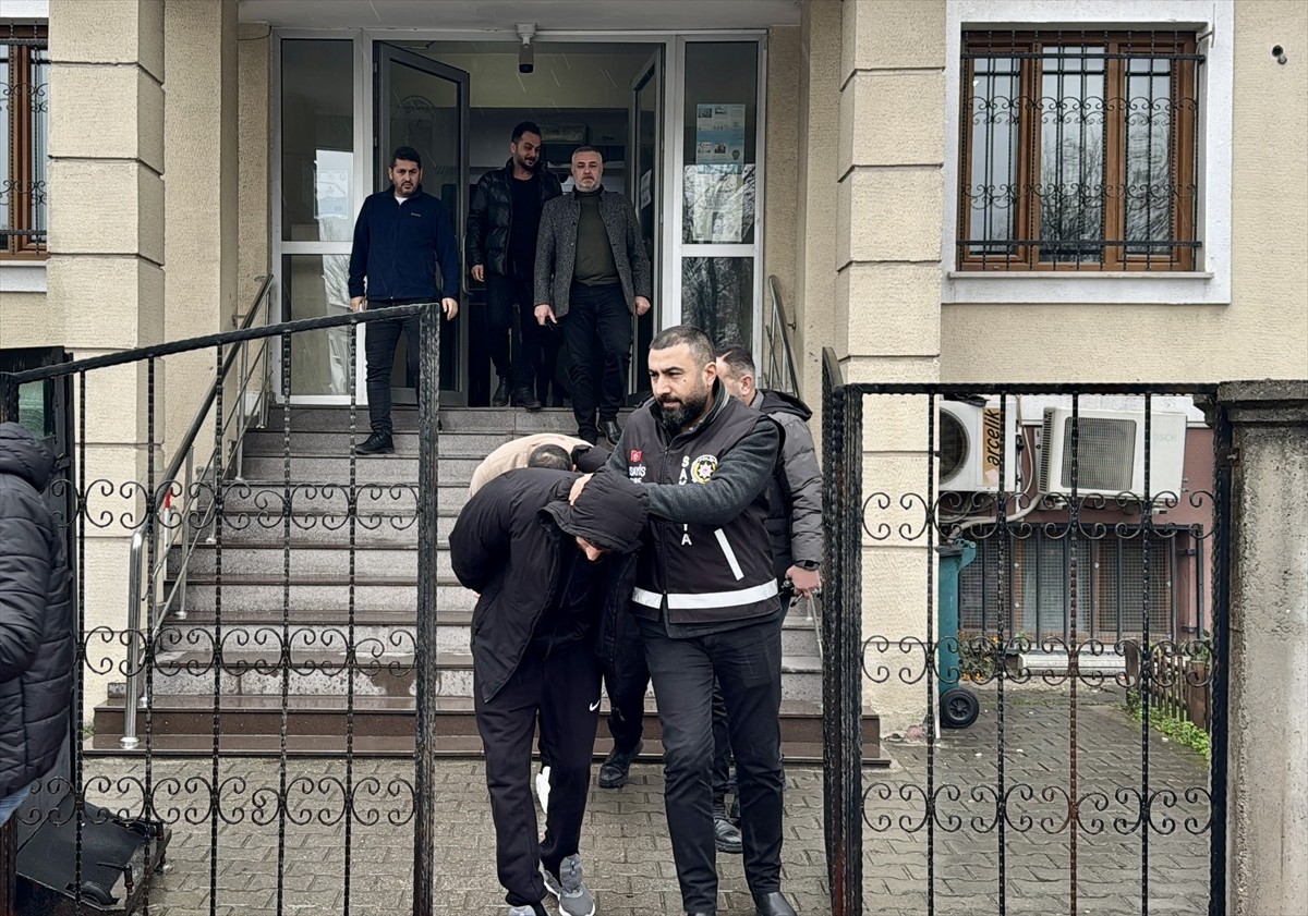 Sakarya'nın Kocaali ilçesinde sağlık personelinin yaralandığı silahlı saldırıya ilişkin gözaltına...