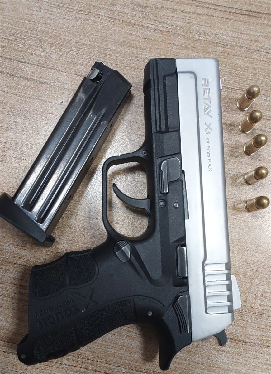 Samsun'un Atakum ilçesinde bir kişinin silahla yaralanmasına ilişkin 3 şüpheli gözaltına alındı....