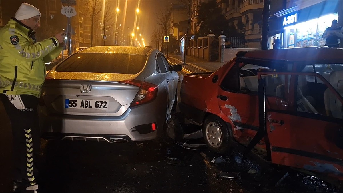 Samsun'un Bafra ilçesinde iki otomobilin çarpışması sonucu 3 kişi yaralandı.
