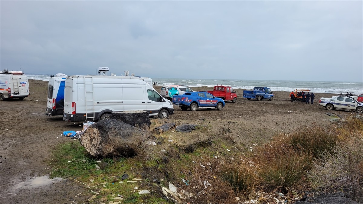 Samsun'un Çarşamba ilçesinde tekneyle açıldığı denizde kaybolan balıkçının bulunması için...