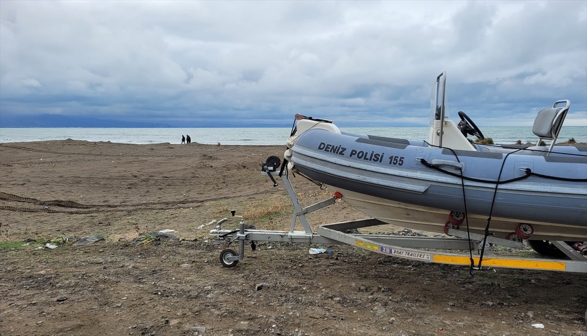 Samsun'un Çarşamba ilçesinde tekneyle açıldığı denizde kaybolan balıkçının bulunması için...