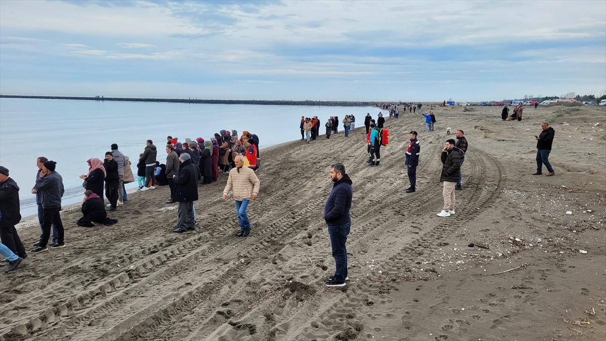 Samsun'un Çarşamba ilçesinde tekneyle açıldıkları denizde kaybolan iki balıkçının bulunması için...
