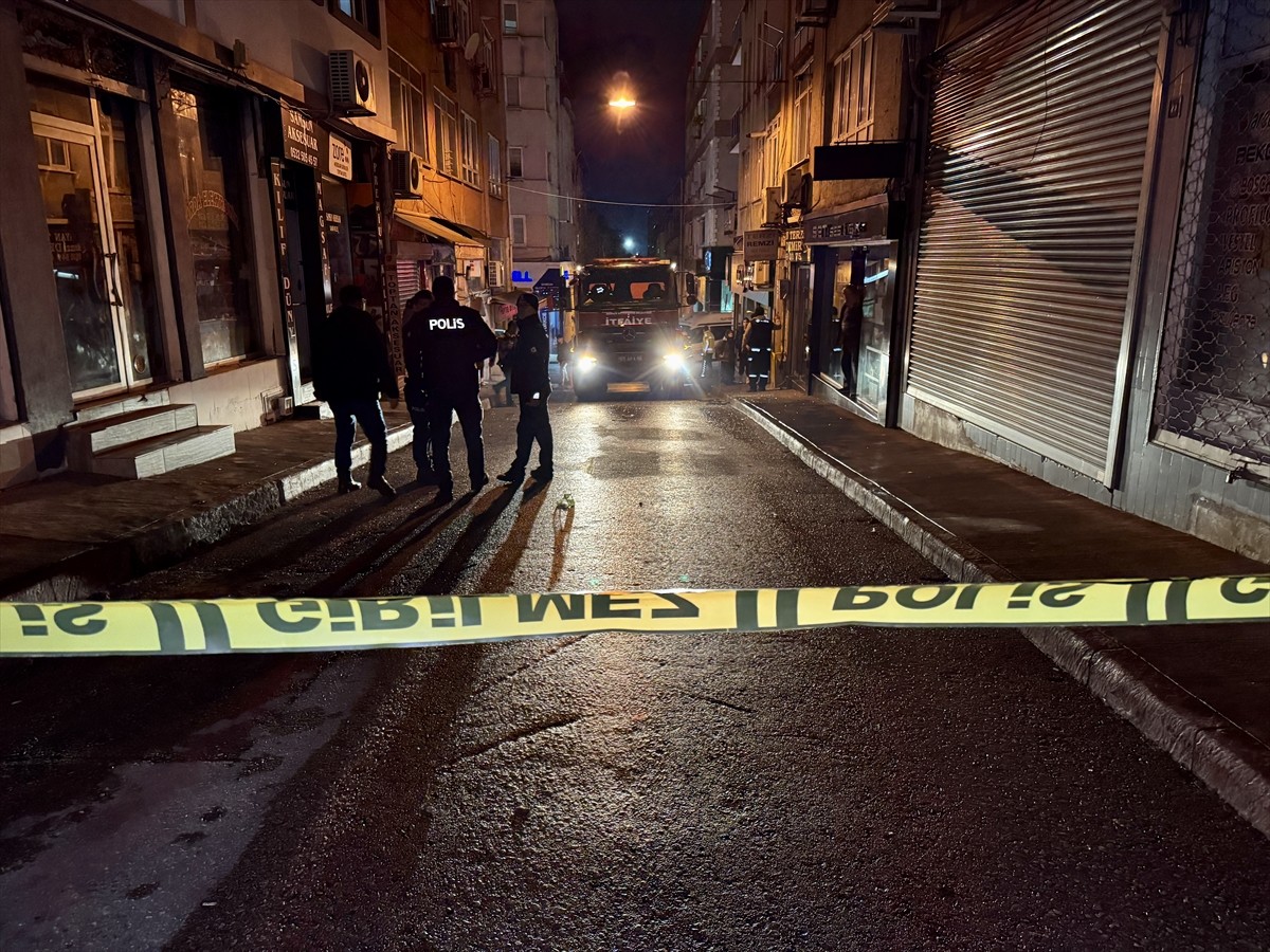 Samsun'un İlkadım ilçesinde 4 katlı binada çıkan yangında dumandan etkilenen 4'ü çocuk 5 kişi...