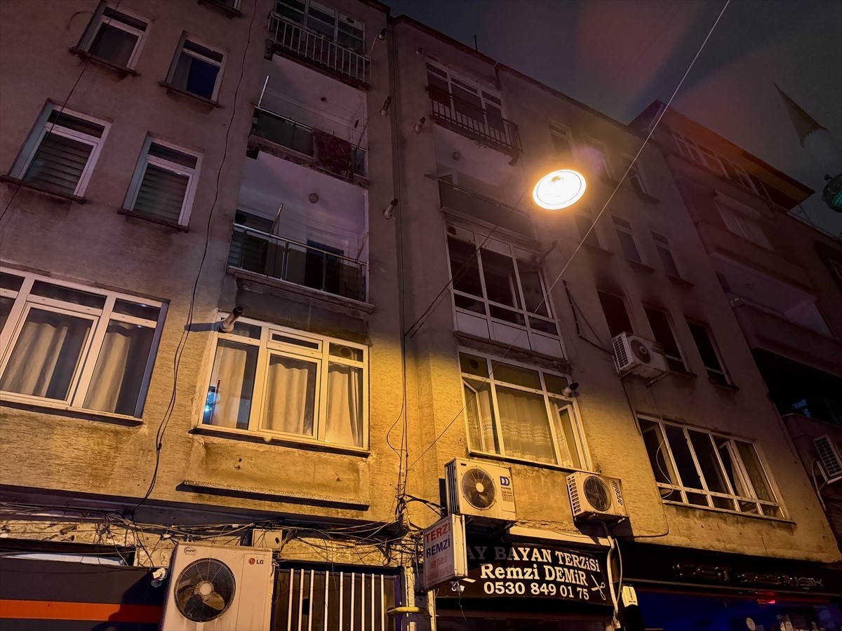 Samsun'un İlkadım ilçesinde 4 katlı binada çıkan yangında dumandan etkilenen 4'ü çocuk 5 kişi...