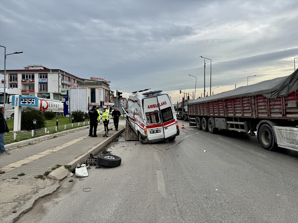Samsun'un İlkadım ilçesinde tırla çarpışan ambulansın şoförü yaralandı, kaza güvenlik kamerasınca...