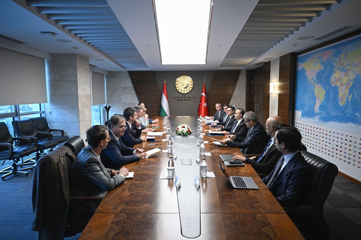 Sanayi ve Teknoloji Bakanı Mehmet Fatih Kacır (sağda), Macaristan Kültür ve İnovasyon Bakanı...