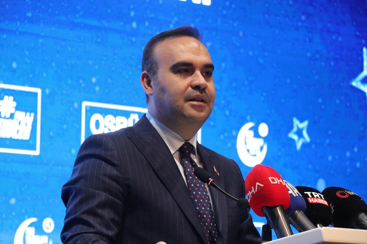 Sanayi ve Teknoloji Bakanı Mehmet Fatih Kacır (sol 2), Bilişim Vadisi'nde düzenlenen OSB...