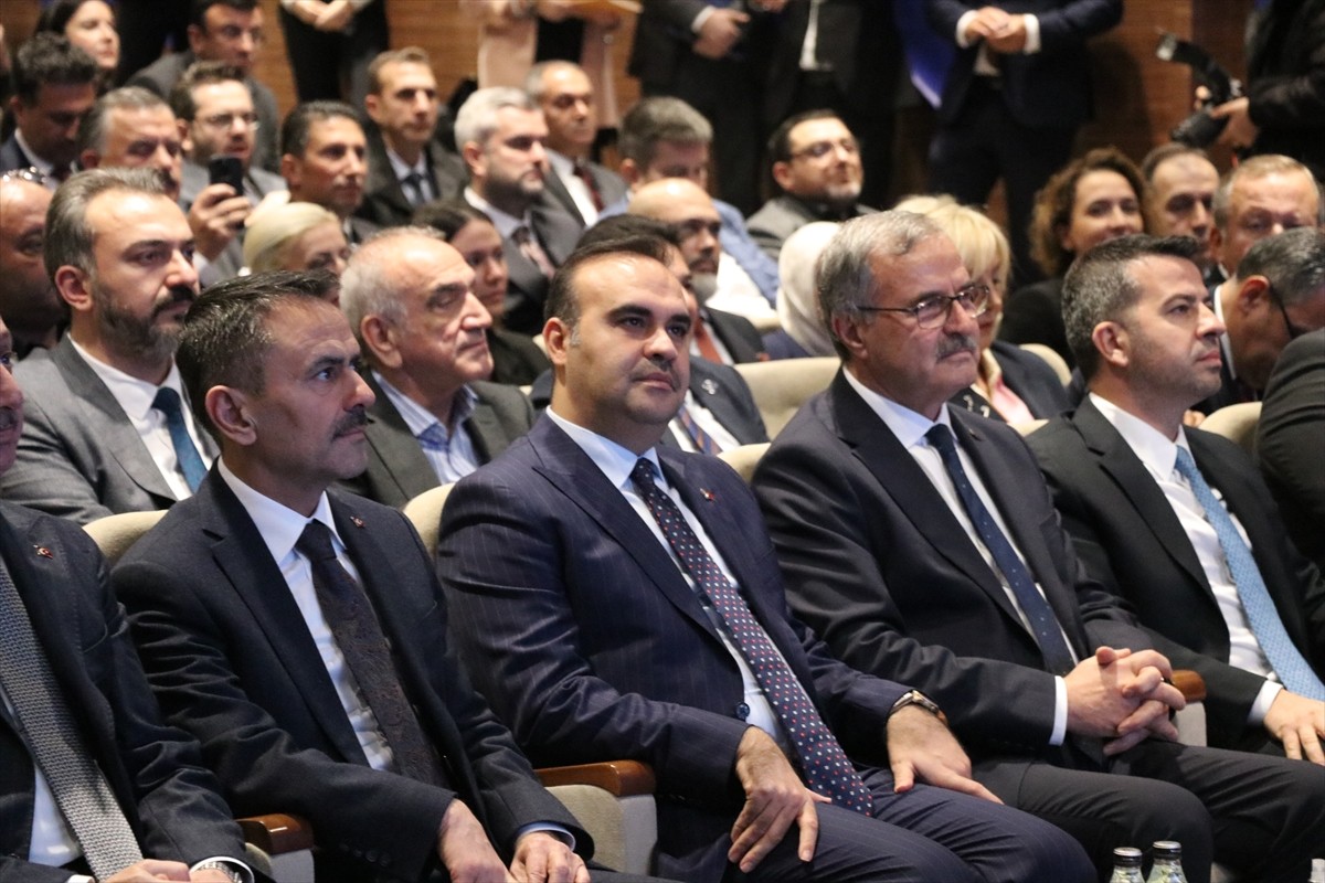 Sanayi ve Teknoloji Bakanı Mehmet Fatih Kacır (sol 2), Bilişim Vadisi'nde düzenlenen OSB...