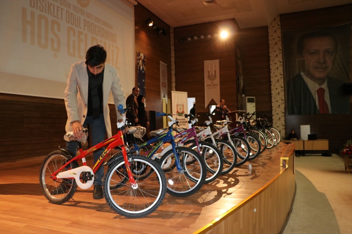 Şanlıurfa'da hafızlık eğitimini tamamlayan 200 adaya bisiklet hediye edildi.