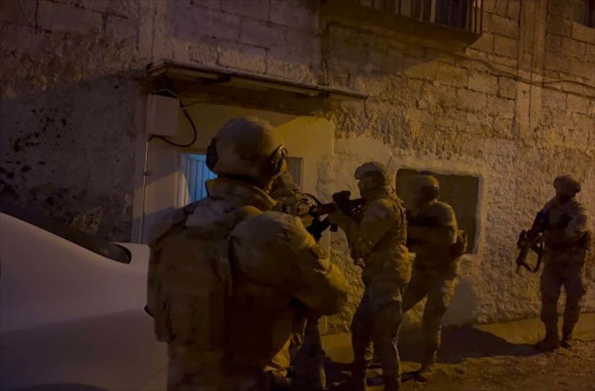 Şanlıurfa'da terör örgütleri PKK-KCK/PYD-YPG ve DEAŞ'a yönelik operasyonda 4 şüpheli gözaltına...