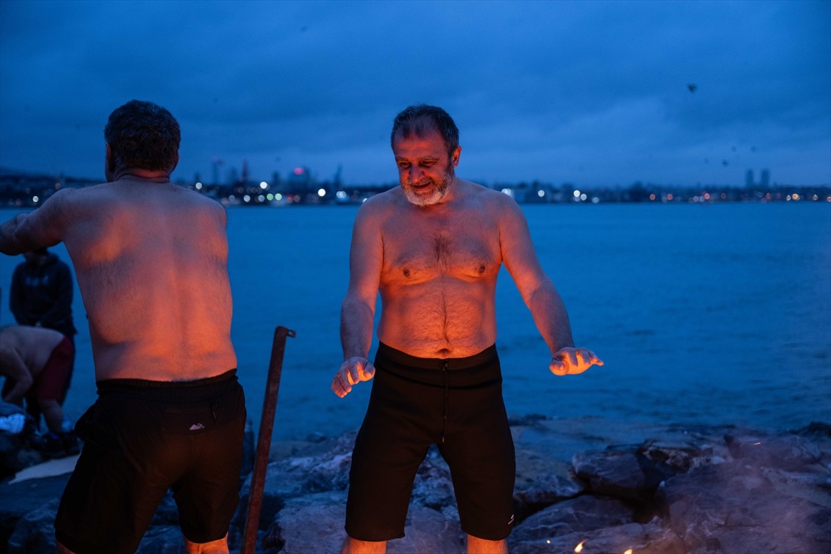 Sarayburnu'nda, yaklaşık 20 yıldır yaz kış demeden denize giren "Sarayburnu Fatihleri", senenin...