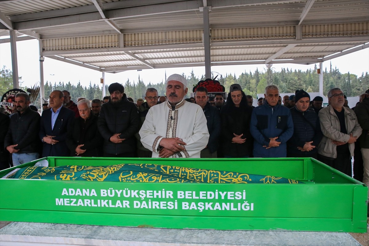 Şarkıcı Murat Kekilli'nin 84 yaşında hayatını kaybeden annesi Sıdıka Kekilli'nin cenazesi Adana'da...