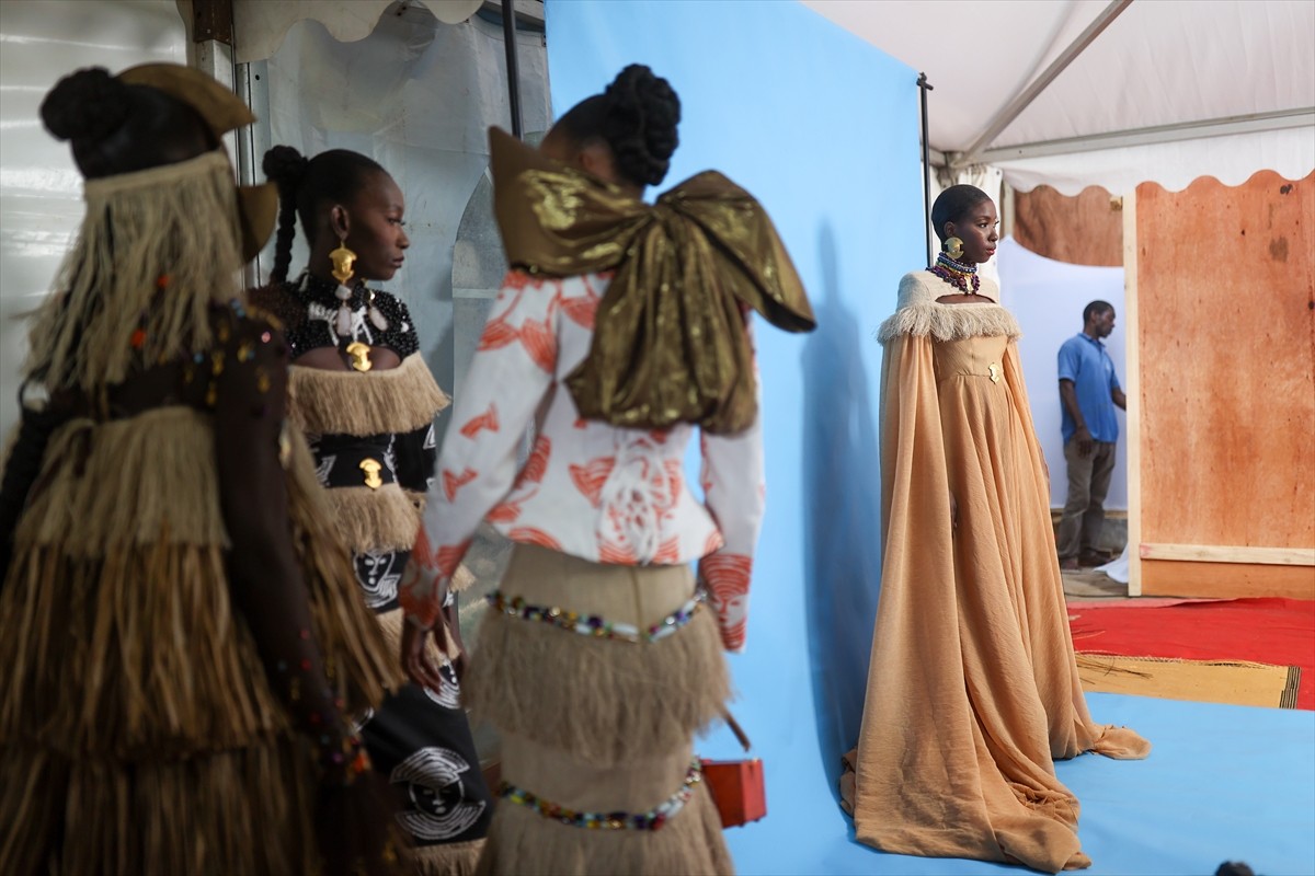 Senegal'in başkenti Dakar'da, 22. Dakar Moda Haftası modaseverlerle buluştu. "Adama Paris"...