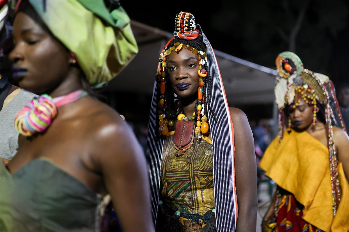 Senegal'in Saint-Louis kentinde bu yıl 24'üncüsü düzenlenen Fanal Festivali kapsamında ünlü modacı...