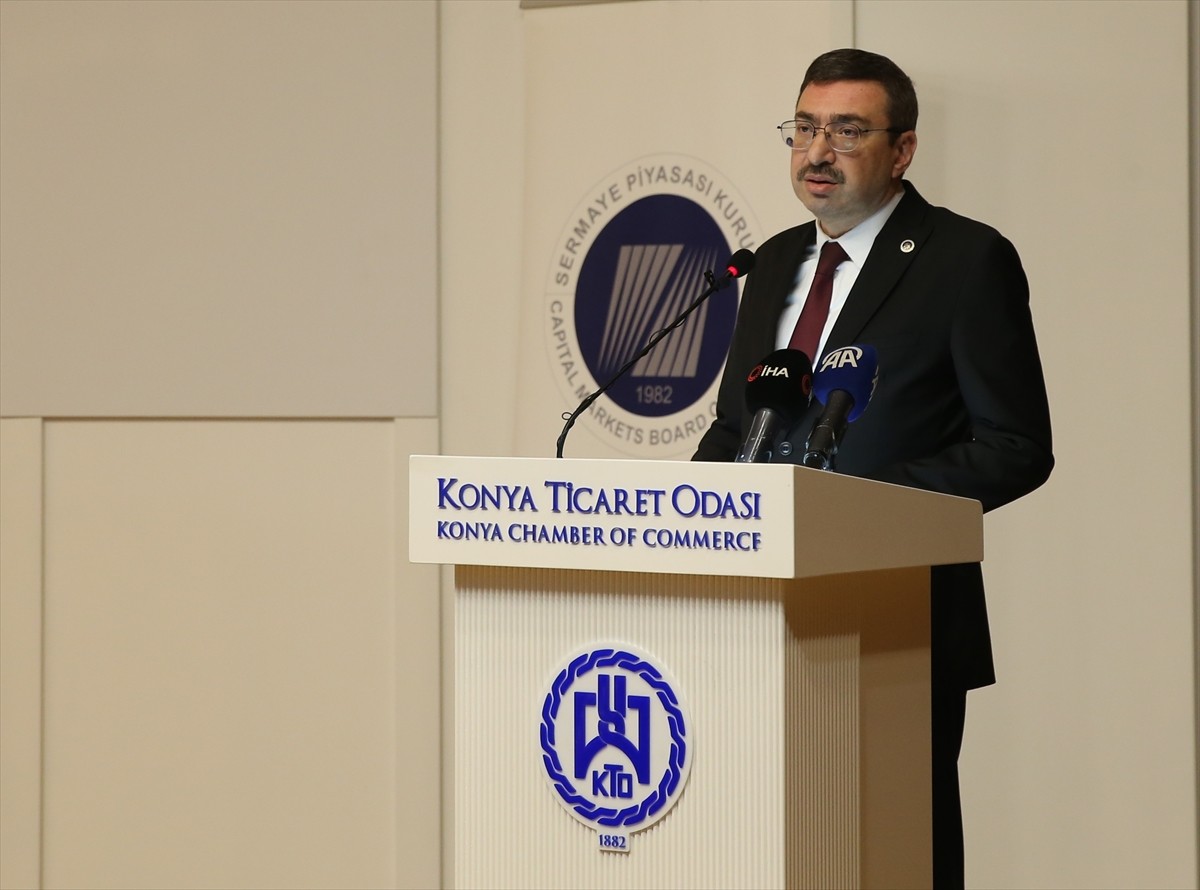 Sermaye Piyasası Kurulu (SPK) Başkanı İbrahim Ömer Gönül (sol 5) Finansal Okuryazarlık...