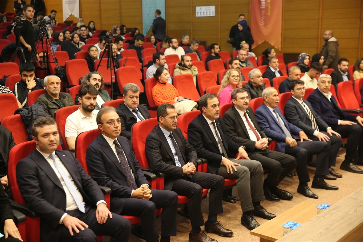 Sermaye Piyasası Kurulu (SPK) Başkanı İbrahim Ömer Gönül (sol 5) Finansal Okuryazarlık...