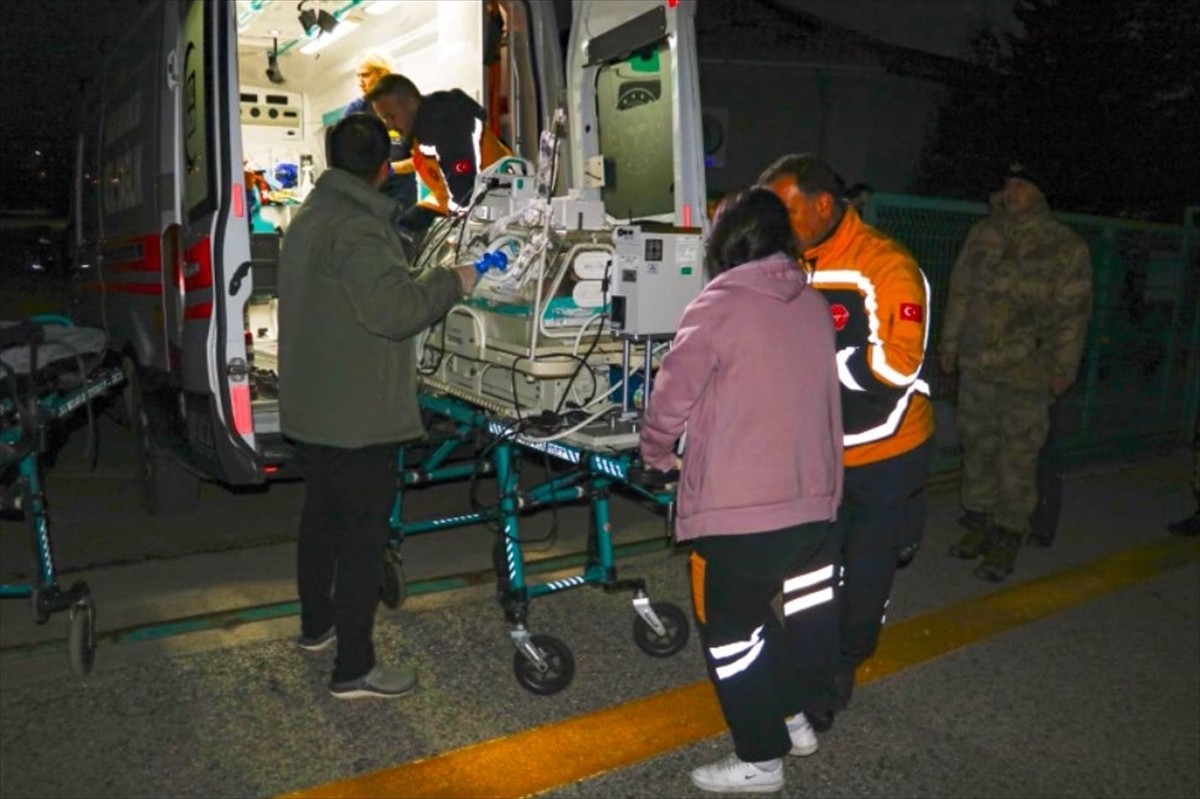 Siirt'te rahatsızlanan 2,5 aylık bebek, askeri helikopterle Van'a nakledildi.