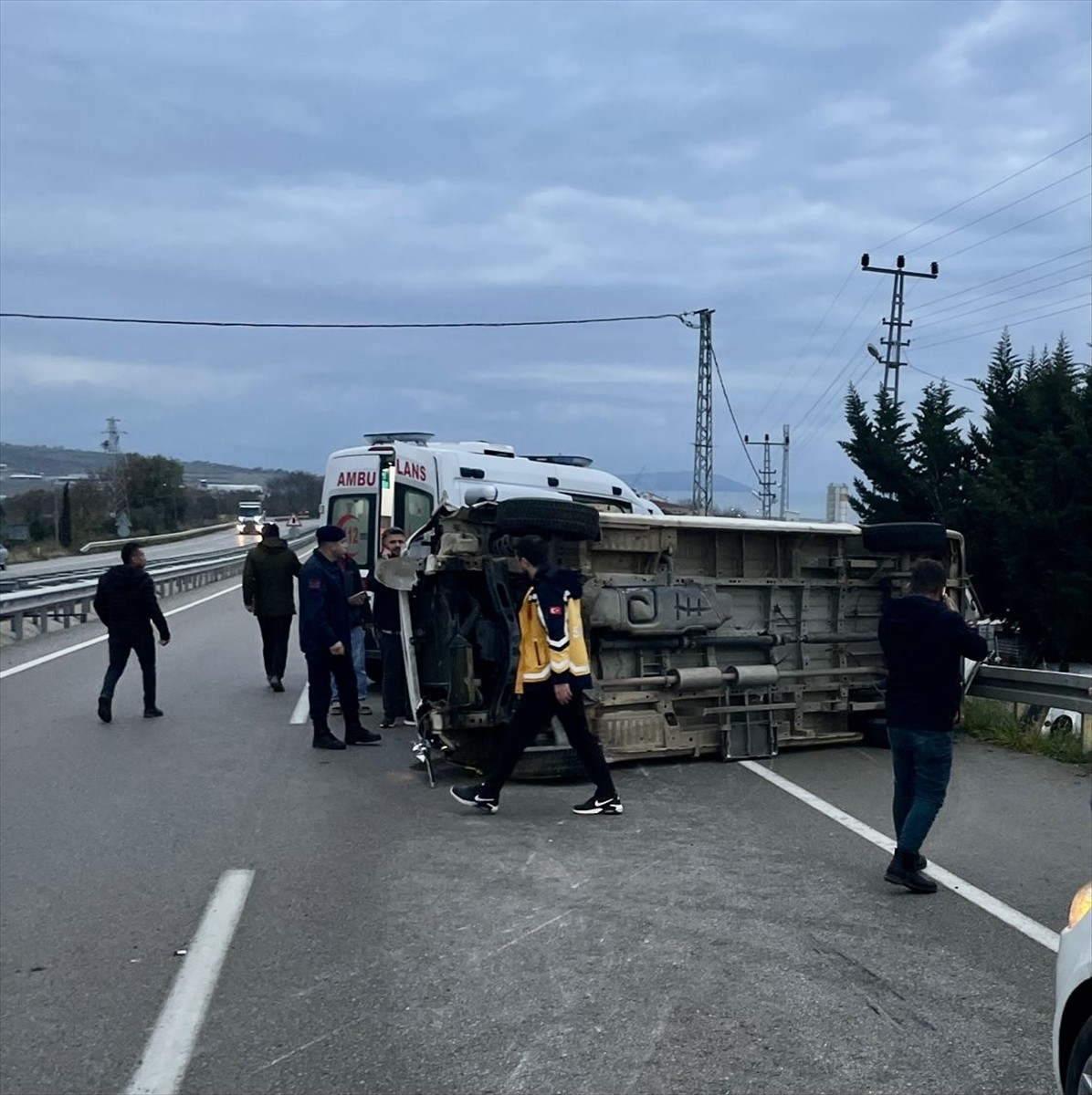 Sinop'ta fabrikaya işçi taşıyan servis minibüsünün devrildiği kazada 15 kişi yaralandı. 