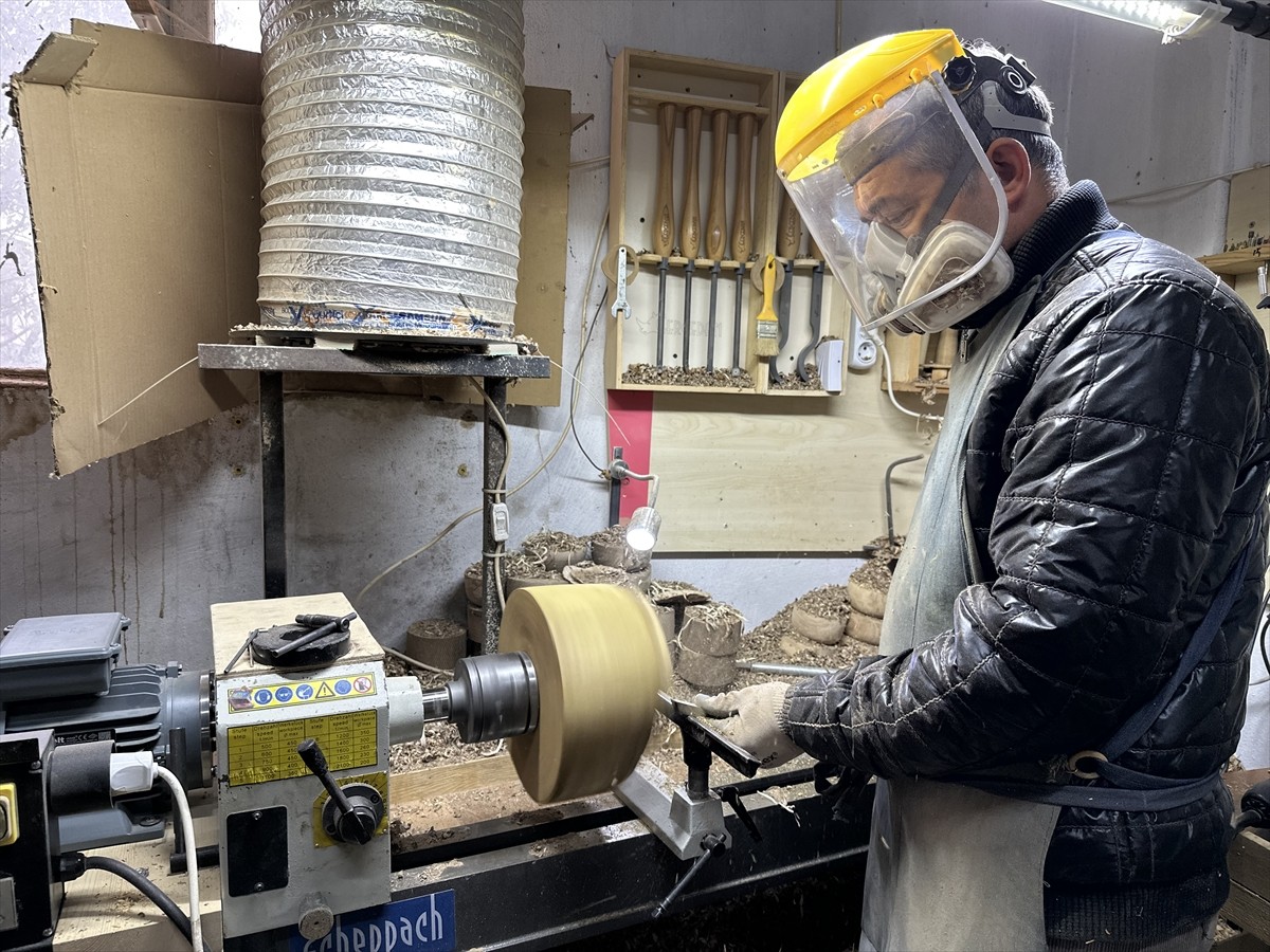 Sinop'un Gerze ilçesinde öğretmenlik yapan 43 yaşındaki Cihat Tayhan, boş zamanlarını ahşaptan...