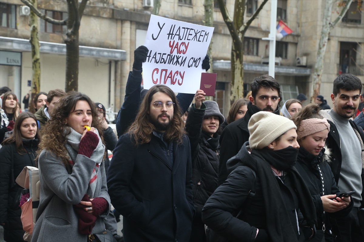 Sırbistan'da hukuk fakültesi öğrencileri, ülkenin kuzeyindeki Novi Sad kentinde bulunan tren...