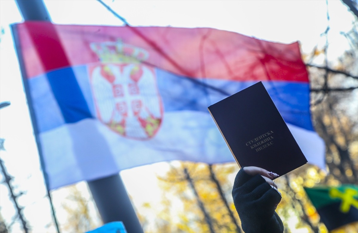 Sırbistan'da tren istasyonunda beton sundurmanın çökmesi sonucu 15 kişinin öldüğü kazanın ardından...
