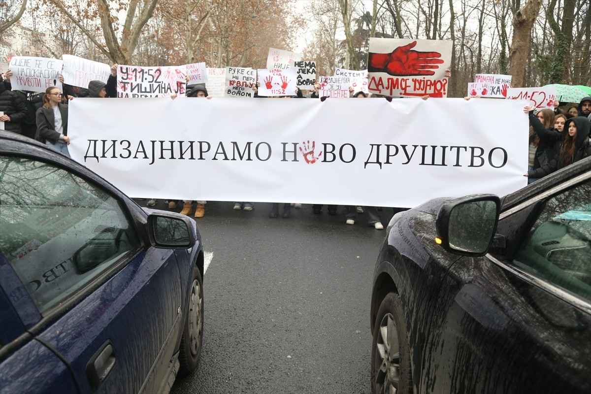 Sırbistan'ın kuzeyindeki Novi Sad kentinde bulunan tren istasyonunda 15 kişinin ölümüne neden olan...
