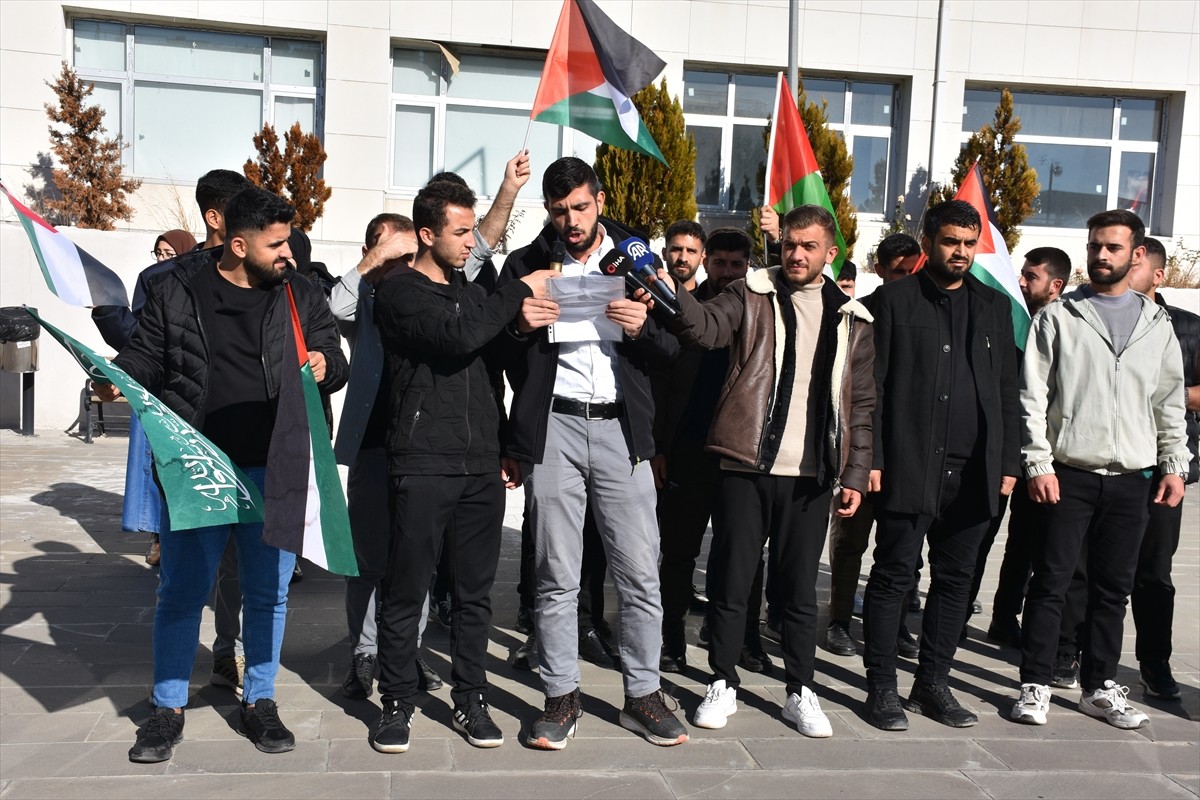 Şırnak Üniversitesi öğrencileri, İsrail'in Gazze'ye saldırılarını basın açıklamasıyla protesto...