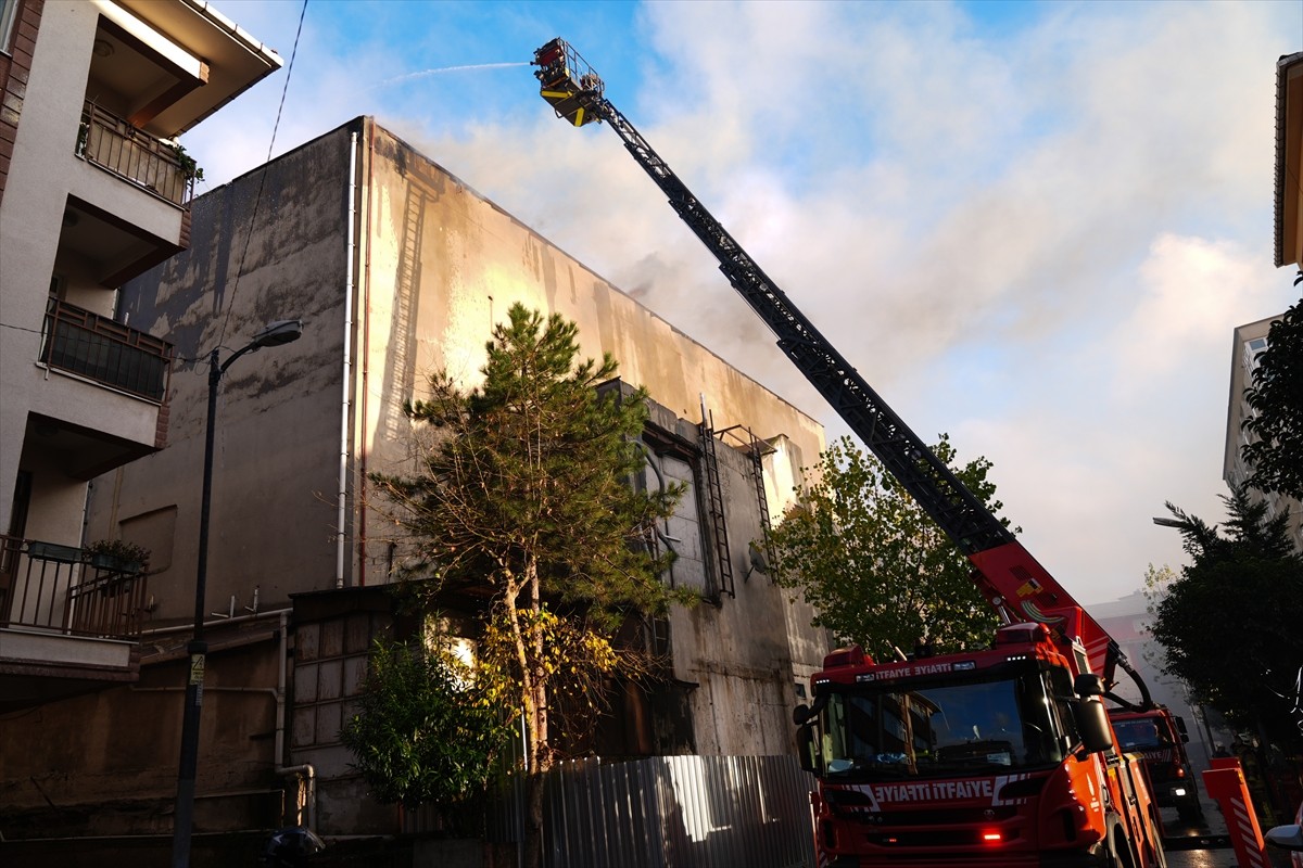  Şişli'de yıkım işlemi yapılan 4 katlı binanın çatısında çıkan yangın, itfaiye ekiplerinin...