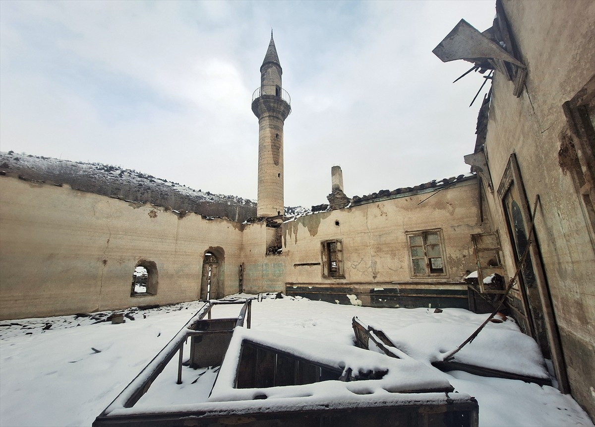 Sivas'ın Hafik ilçesinde, Pusat-Özen Barajı altında kalan köyün eski yerleşim alanı su seviyesinin...