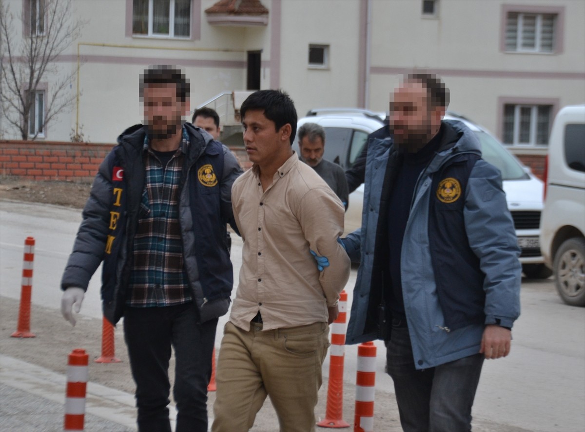 Sivas'ın Şarkışla ilçesinde göçmen kaçakçılığı yaptıkları iddiasıyla gözaltına alınan 2 şüpheli...