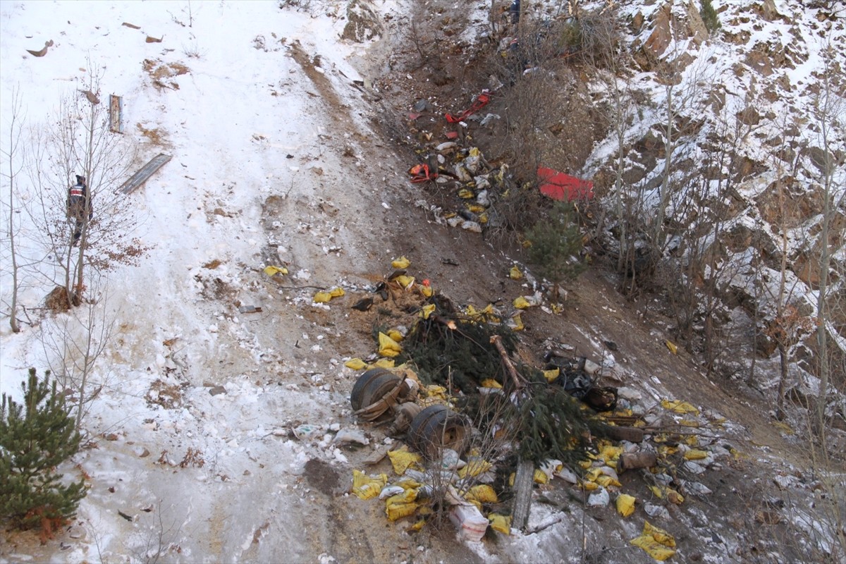 Sivas'ın Suşehri ilçesinde dere yatağına devrilen kamyonun sürücüsü yaşamını yitirdi. İhbar...