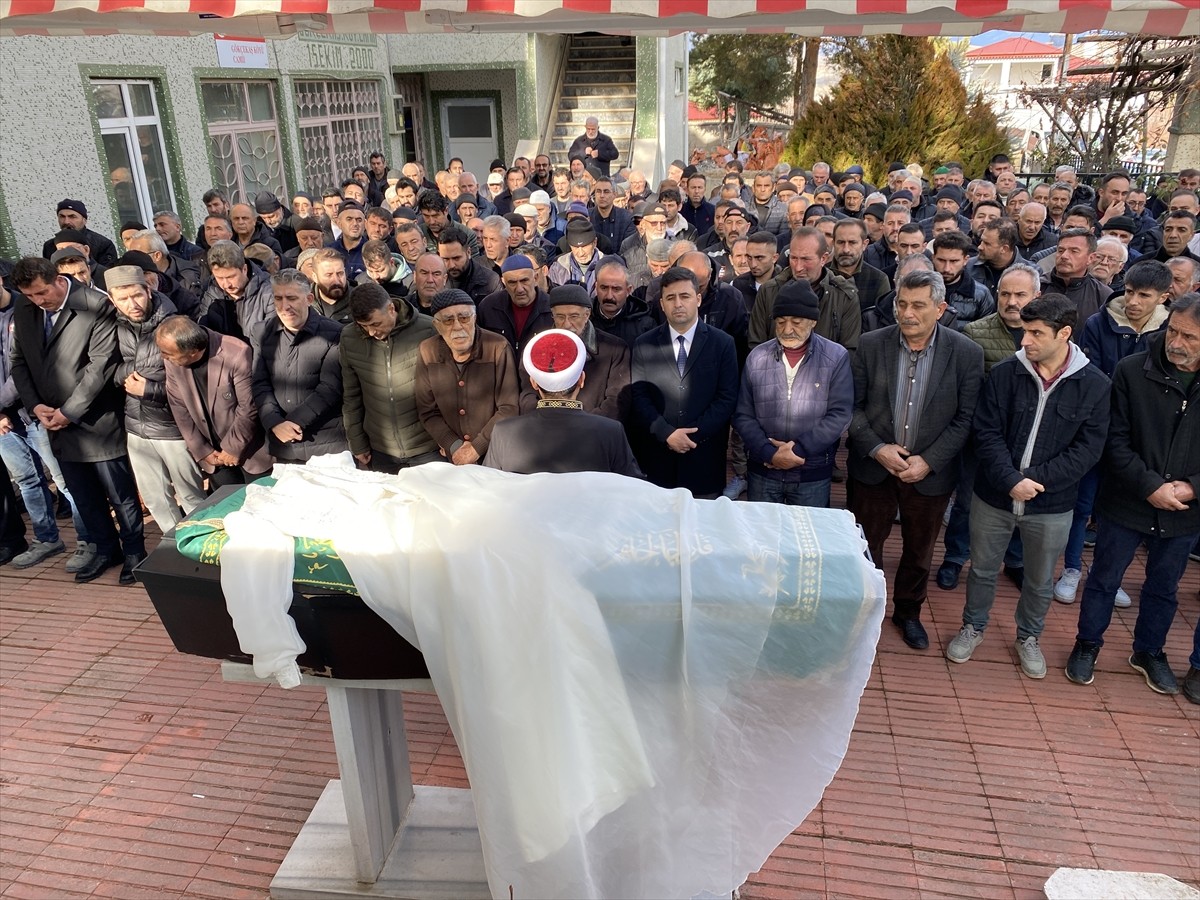 Sivas'ın Suşehri ilçesinde evinde baygın halde bulunan ve kaldırıldığı hastanede yaşamını yitiren...