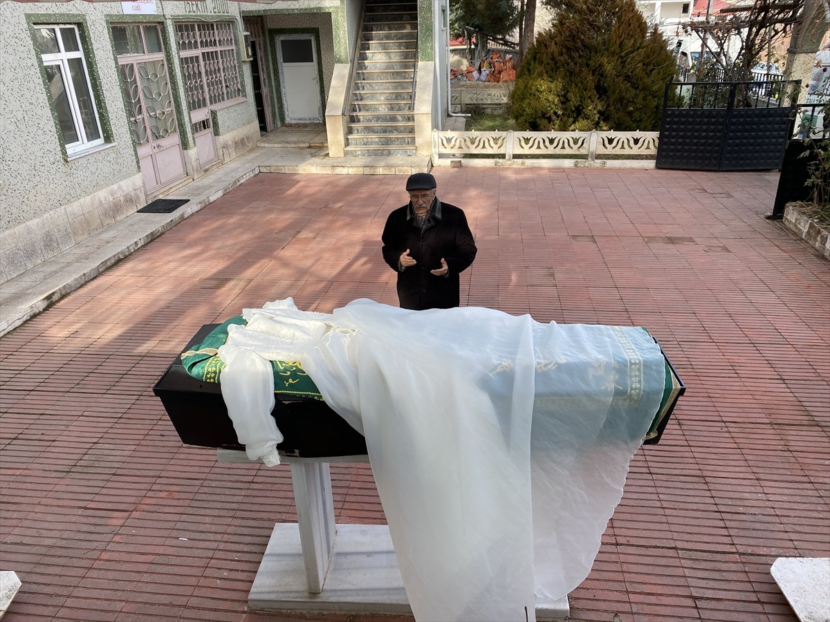Sivas'ın Suşehri ilçesinde evinde baygın halde bulunan ve kaldırıldığı hastanede yaşamını yitiren...