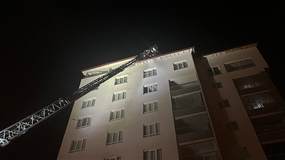 Sivas'ta apartman dairesinde çıkan yangın hasara yol açtı.