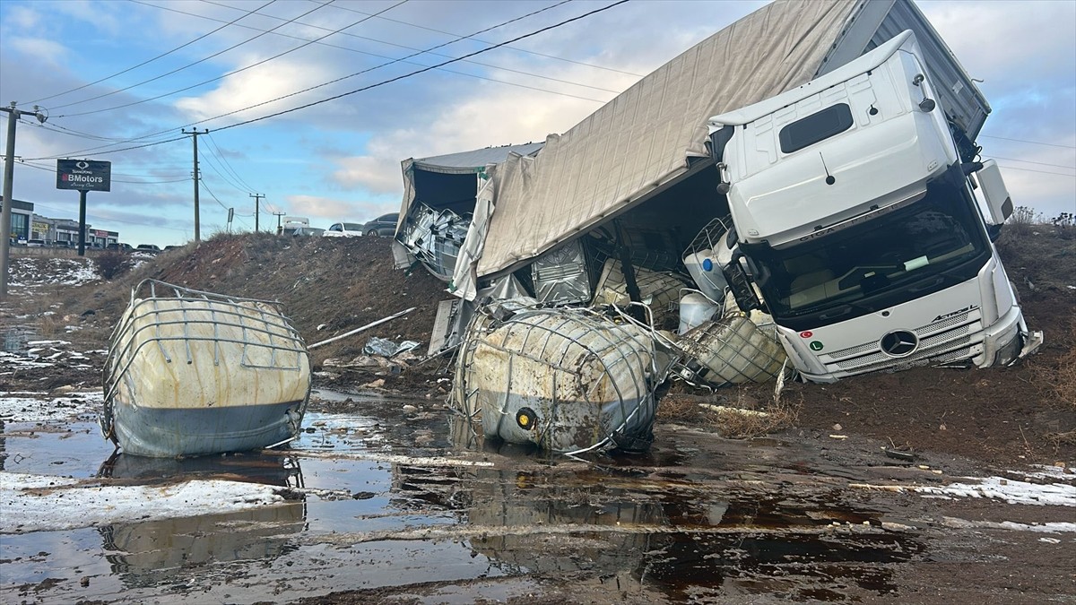 Sivas'ta buzlanma nedeniyle meydana gelen iki ayrı trafik kazasında 1 kişi yaralandı.