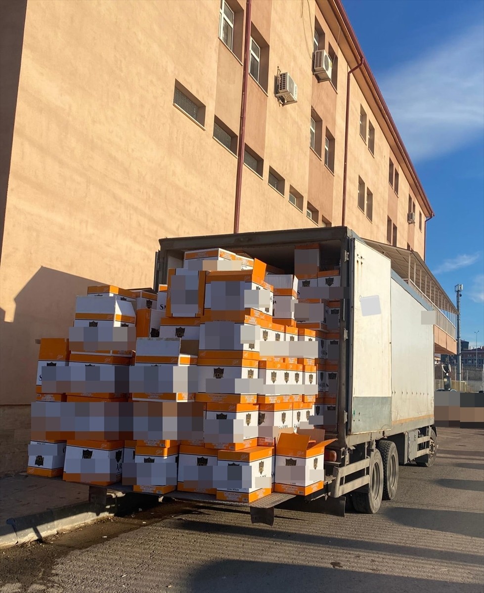Sivas'ta düzenlenen operasyonda 5 milyon 940 bin boş makaron (filtreli sigara kağıdı) ele...