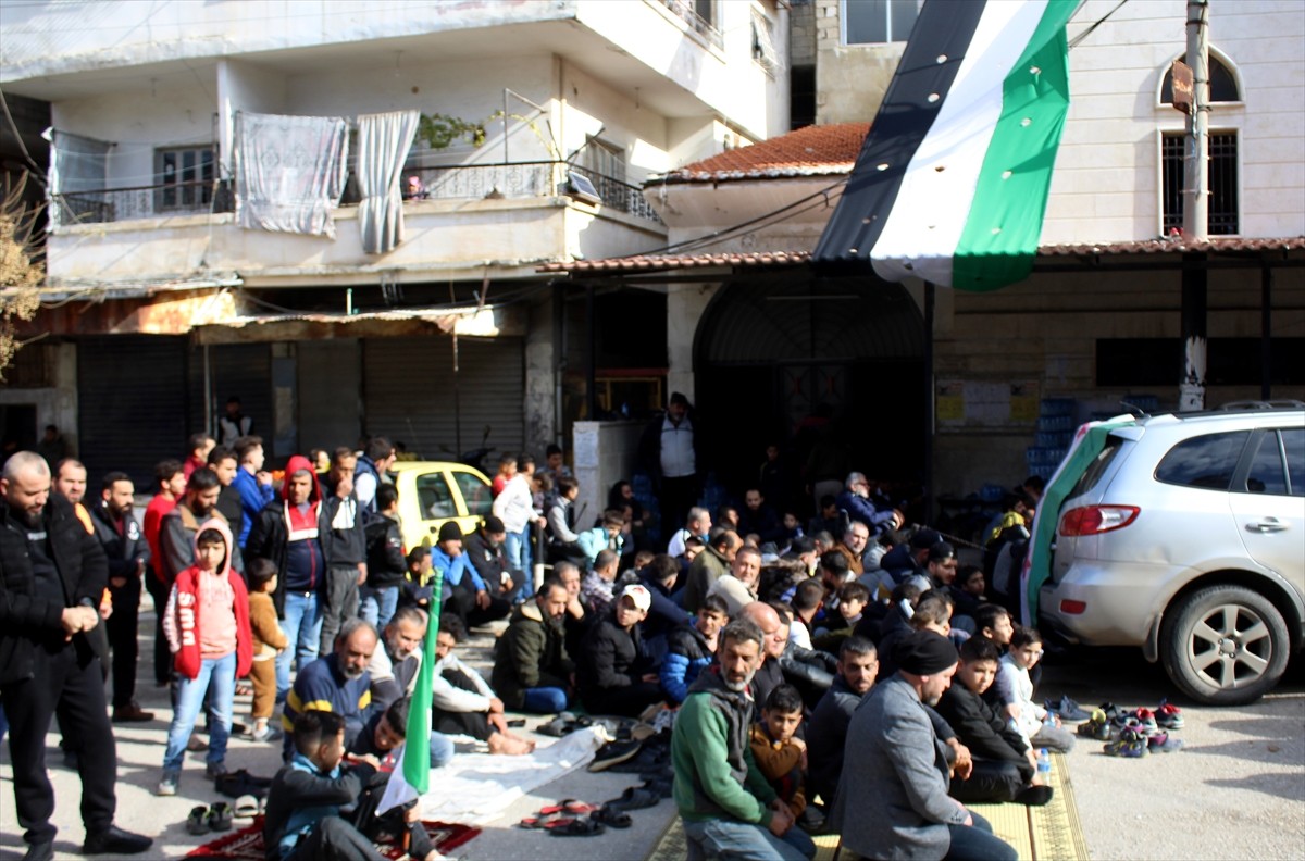 Suriye'de 61 yıllık Baas rejiminin devrilmesinden sonra Lazkiye ilindeki Türkmen mahallesi ilk...