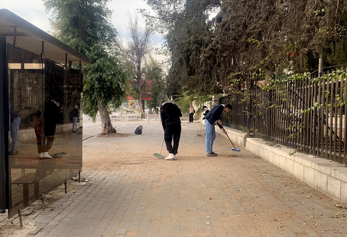 Suriye'de Baas rejiminin devrilmesinin ardından, başkent Şam'da, gönüllü gençler sokakları...