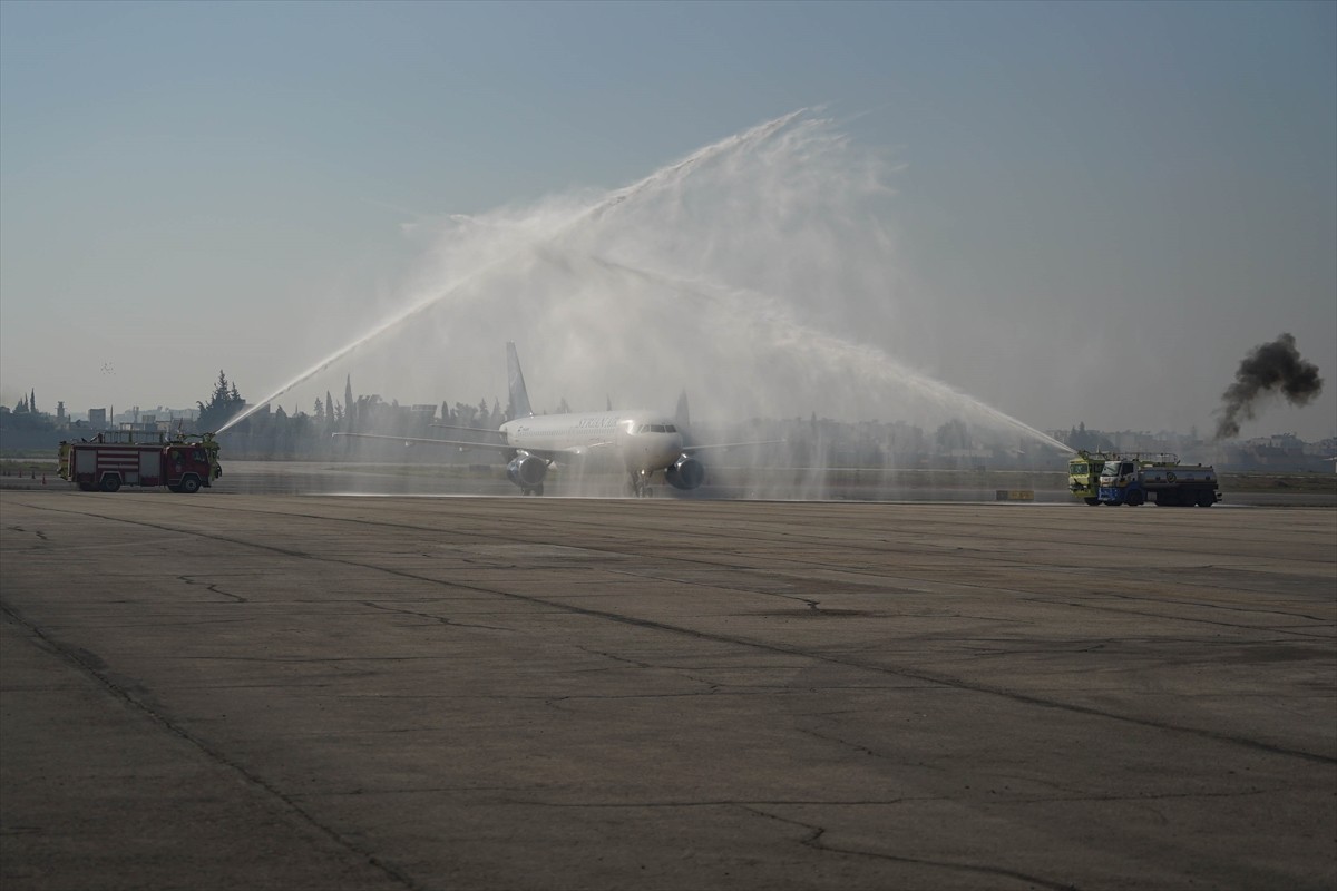 Suriye'de Baas rejiminin devrilmesinin ardından yeniden faaliyete geçen Şam Havalimanı'ndan kalkan...