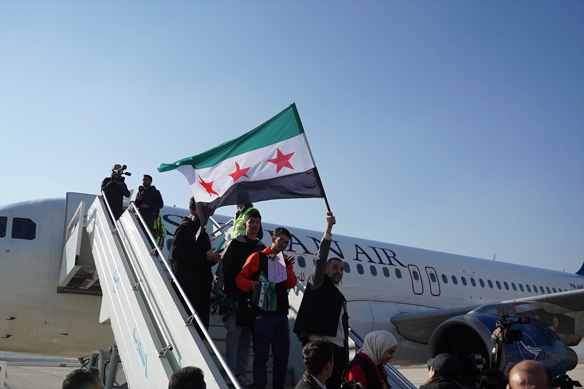 Suriye'de Baas rejiminin devrilmesinin ardından yeniden faaliyete geçen Şam Havalimanı'ndan kalkan...