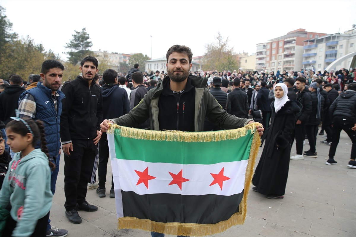 Suriye'deki 61 yıllık Baas rejiminin çökmesinin ardından Siirt'te yaşayan Suriyeliler, toplanarak...