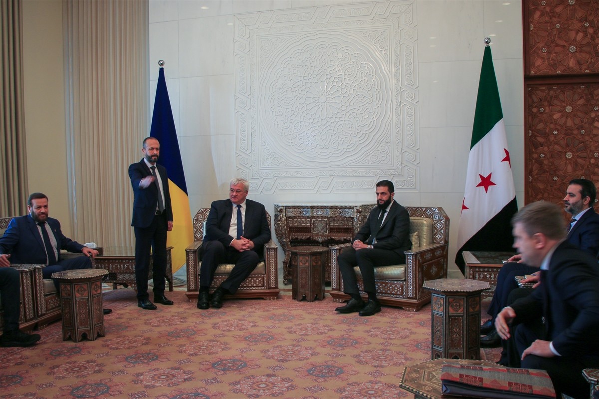 Suriye'deki yeni yönetimin lideri Ahmed Şara (orta sağ), başkent Şam'da Ukrayna Dışişleri Bakanı...