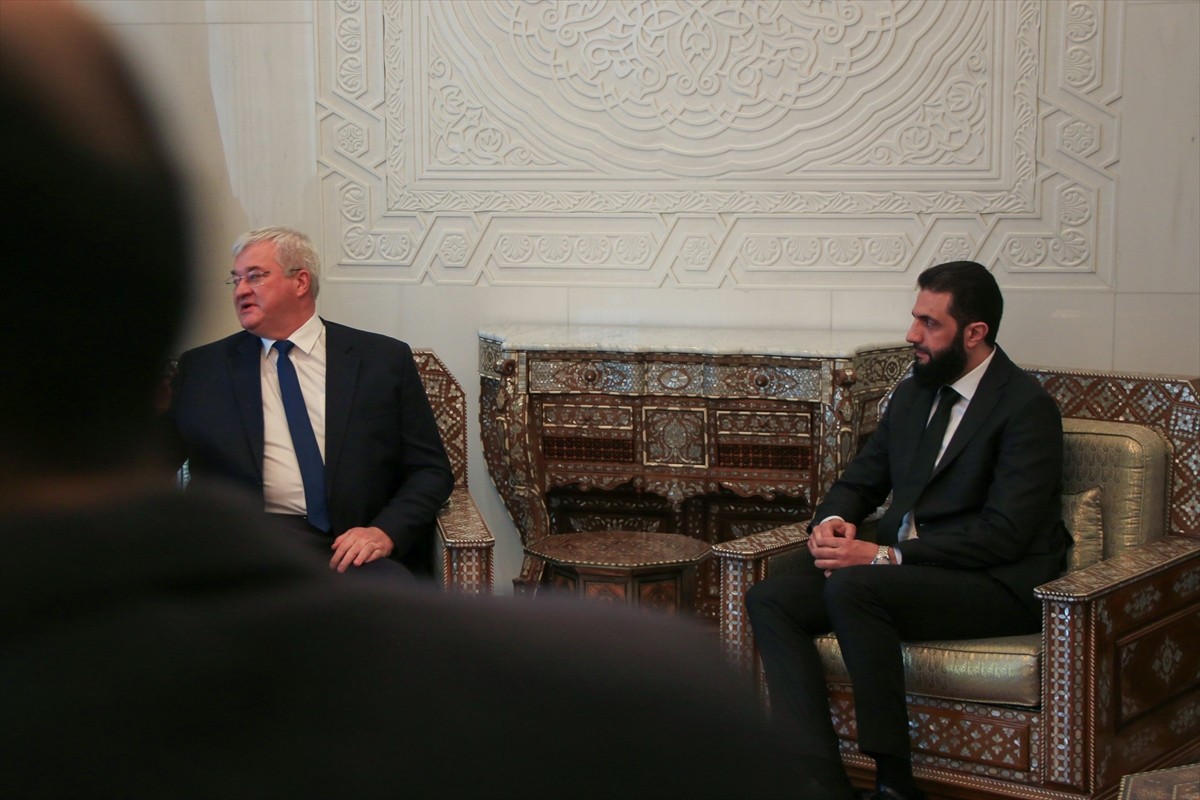 Suriye'deki yeni yönetimin lideri Ahmed Şara (orta sağ), başkent Şam'da Ukrayna Dışişleri Bakanı...