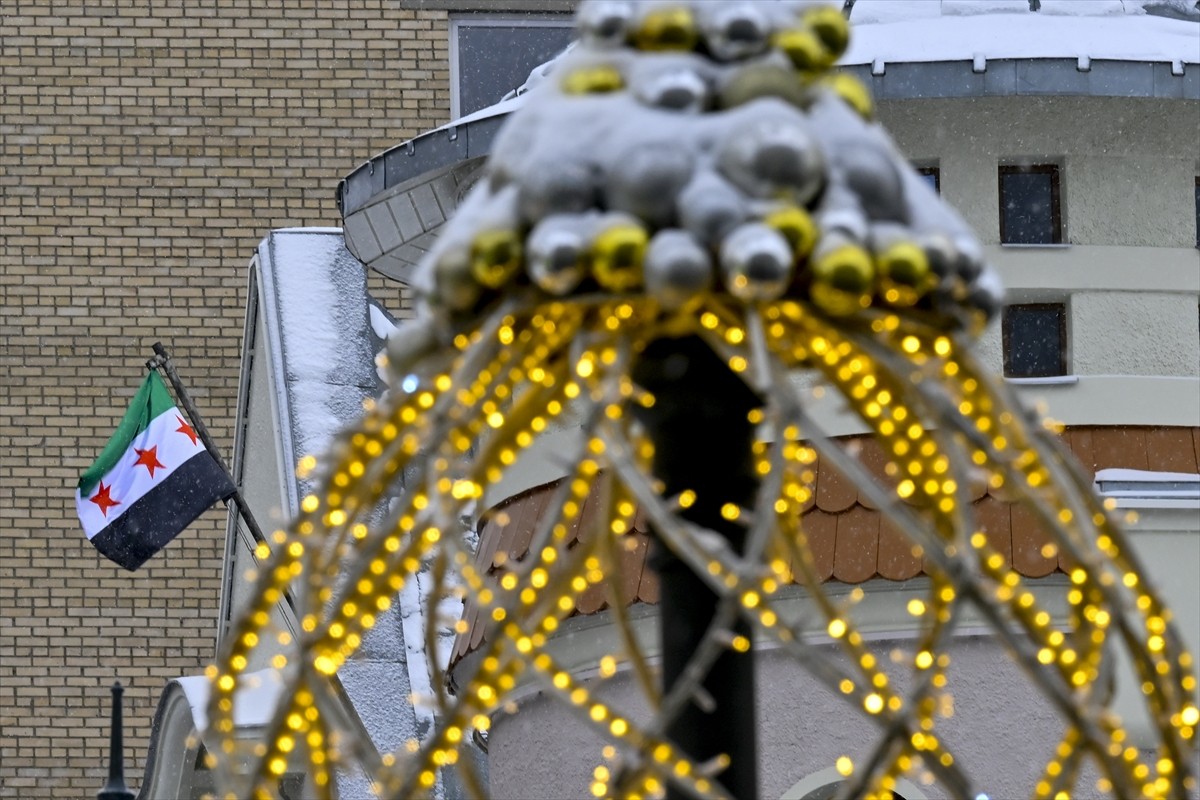 Suriye'nin Moskova Büyükelçiliğinde, çöken Baas rejimine ait bayrağın yerine "Suriye devrimi...